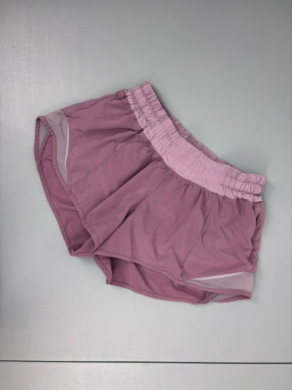 Lululemon women's 2 purple mauve hotty hot athletic shorts mid rise 2.5" inseam